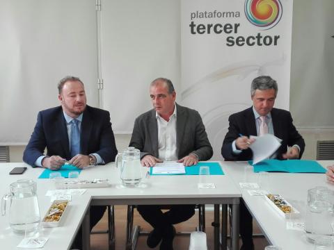 Foto de los firmantes. de izquierda a derecha: presidente de CONCOVI, Juan Casares; presidente de la PTS, Luciano Poyato y presidente de AVS, Jerónimo Escalera.
