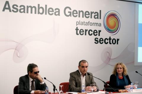 El secretario general de la Plataforma del Tercer Sector, Rafael de Lorenzo; su presidente, Luciano Poyato, y la coordinadora técnica, Isabel Crespo.