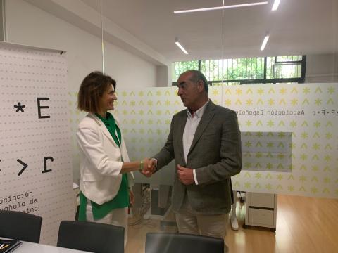 Imagen en la que aparece el presidente de la Plataforma y la Directora de Asociación Española de Fundraising dándose la mano