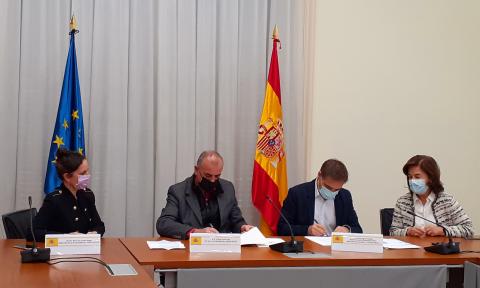 Luciano Poyato, presidente de la Plataforma del Tercer Sector y el director general de Gobernanza Pública, Olivié Bayón, firmando el convenio de colaboración.
