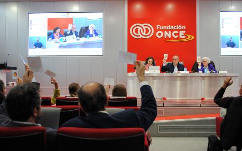Imagen de una votación a mano alzada durante la asamblea 