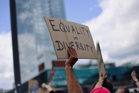 Imagen con una pancarta que dice Igualdad en la diversidad.