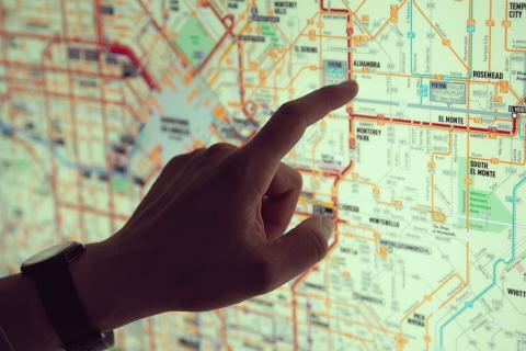 Imagen de una mano señalando un mapa. 