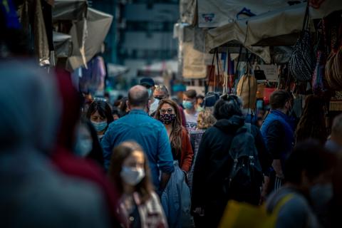 Grupo de personas en un mercado con mascarillas