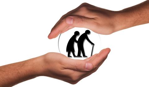 imagen de manos protegiendo a personas mayores