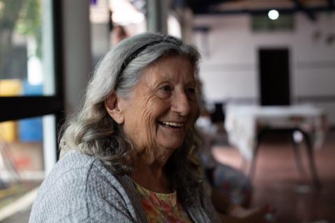 Imagen donde aparece una mujer mayor sonriendo.