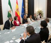 Foto de Susana Díaz con miembros de la Mesa del Tercer Sector de Andalucía