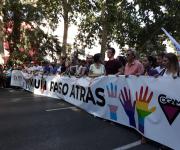 Foto durante la manifestación del Orgullo, a la que asistió la directora de la PTS, con la pancarta 'ni un paso atrás'