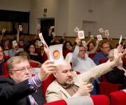 Foto de una votación de los miembros de la asamblea de la plataforma del tercer sector