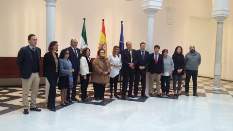 foto de los representantes de la mesa del tercer sector de andalucía con la presidenta de la junta