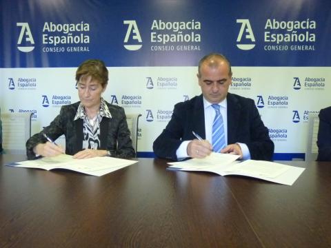 foto durante la firma del convenio con la abogacía española