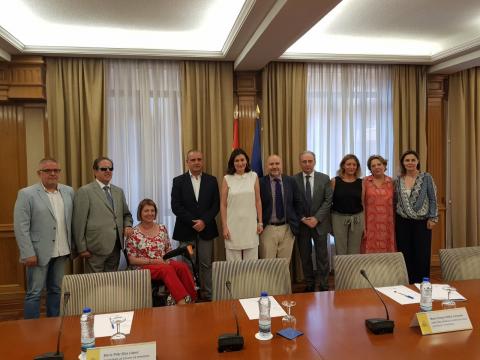 Foto de los asistentes a la reunión de la PTS con la ministra Carmen Montón