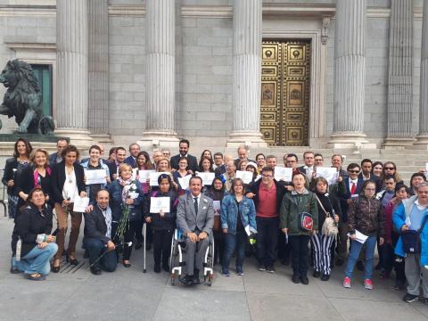 foto de personas con discapacidad frente al congreso de los diputados