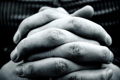imagen de unas manos, representativa de la pobreza