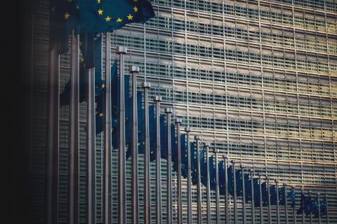 Imagen de un edificio con banderas de la Unión Europea.