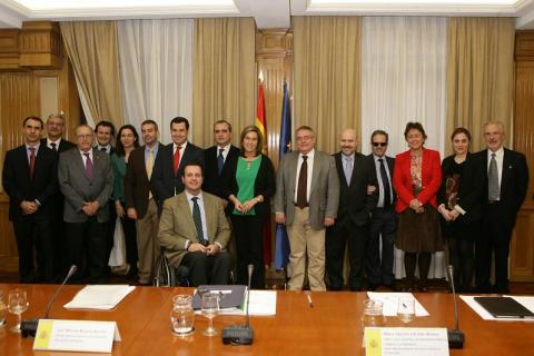 Fotografía de familia con todos los miembros de la Comisión para el Diálogo Civil con la Plataforma del Tercer Sector.