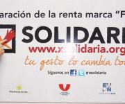 Alfredo Pérez Rubalcaba y Trinidad Jiménez junto a un cartel de promoción de la 'X' Solidaria. (Amplía imagen)